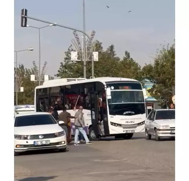 Siverek'te Minibüs Şoförüne Saldırı: Kavga Güvenlik Kamerasına Yansıdı