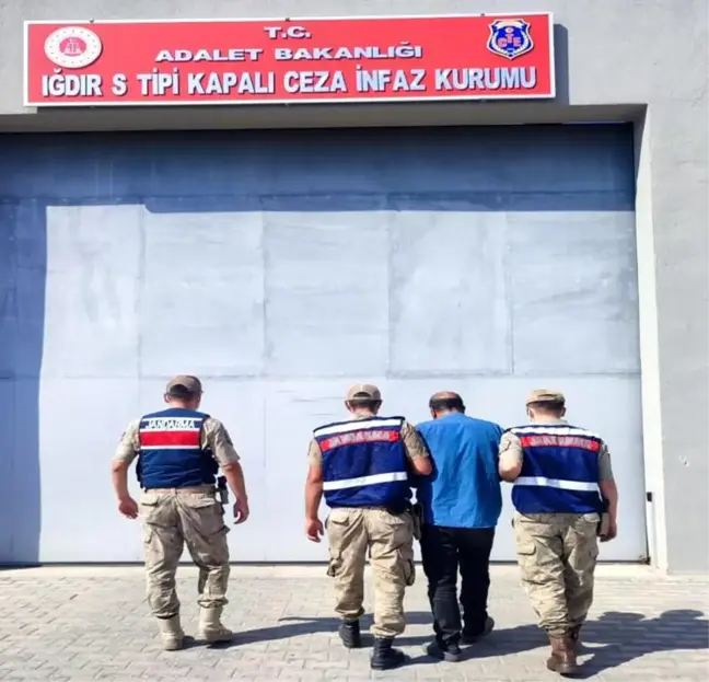 Iğdır'da aranan iki kişi yakalanarak cezaevine gönderildi