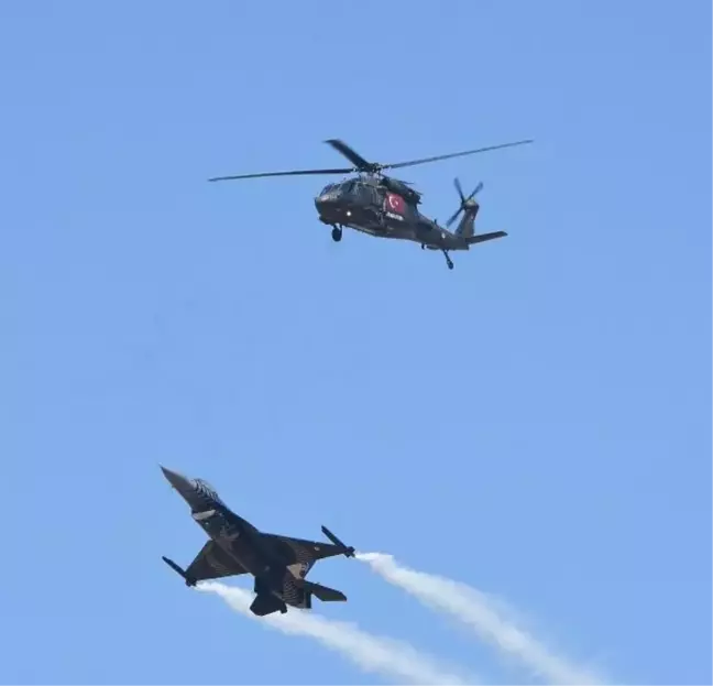 TEKNOFEST'te F-16 ve helikopter gösterileri büyük ilgi gördü