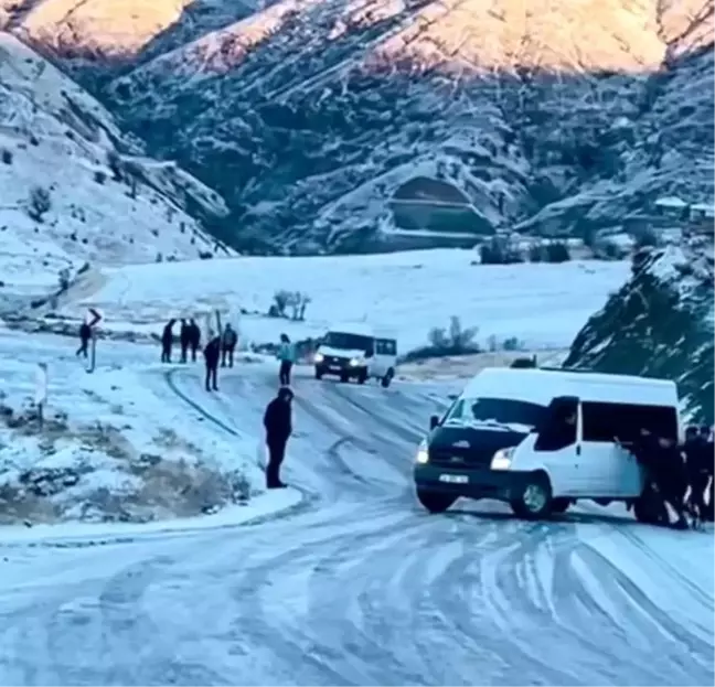 Sincik'te Kar Yağışı Sonrası Yollar Buz Pistine Döndü