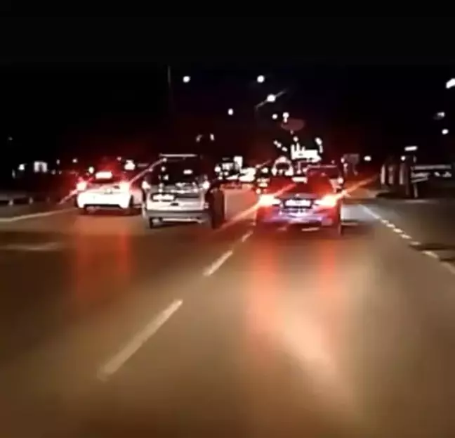 Bursa'da Lüks Otomobilin Tehlikeli Makas Atışı Kamerada