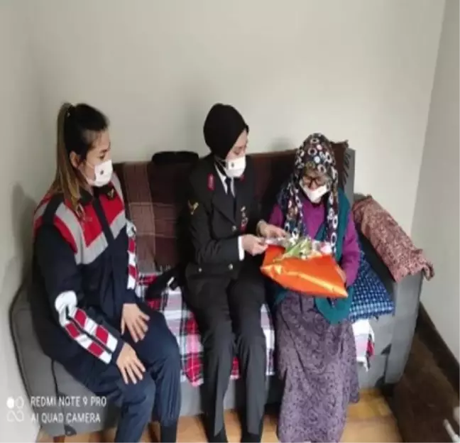 Barakada yaşayan yaşlı kadına, prefabrik konteyner ev