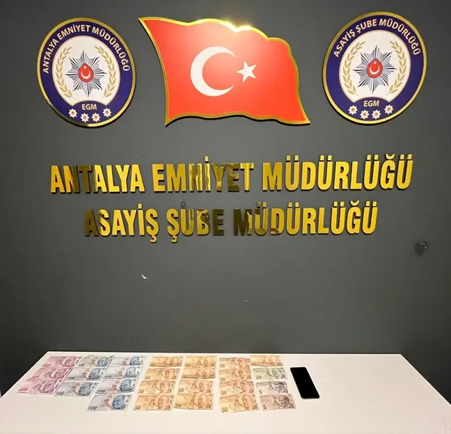 Antalya'da Dolandırıcılık: 'Polis' Kılığındaki Zanlı Tutuklandı