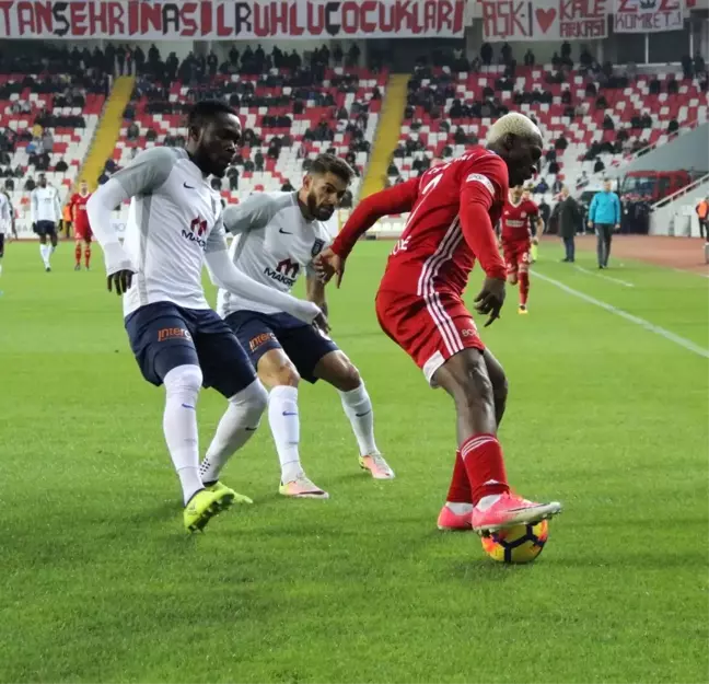 Süper Lig: Dg Sivasspor: 1 - Medipol Başakşehir: 0 (İlk Yarı)