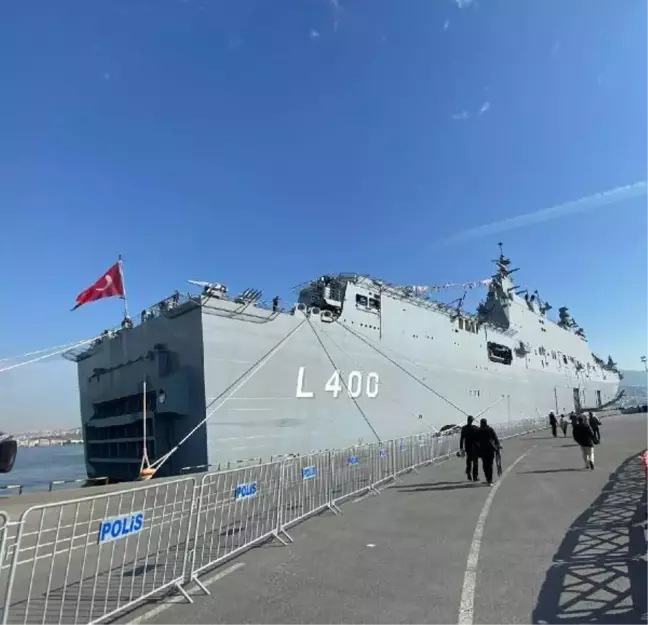 TCG Anadolu İzmir'e geldi