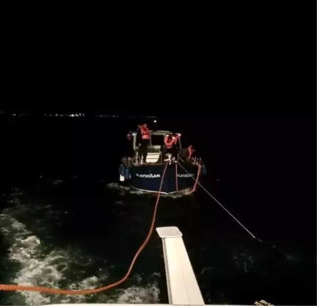 Çanakkale Boğazı'nda makine arızası yapan tekne kurtarıldı