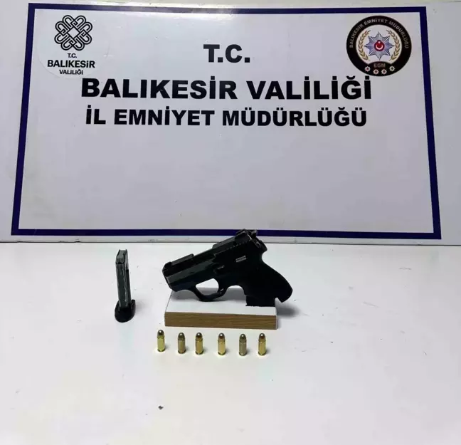 Ayvalık'ta Kurye Kılığına Giren Polis, Firari Hükümlüyü Yakaladı