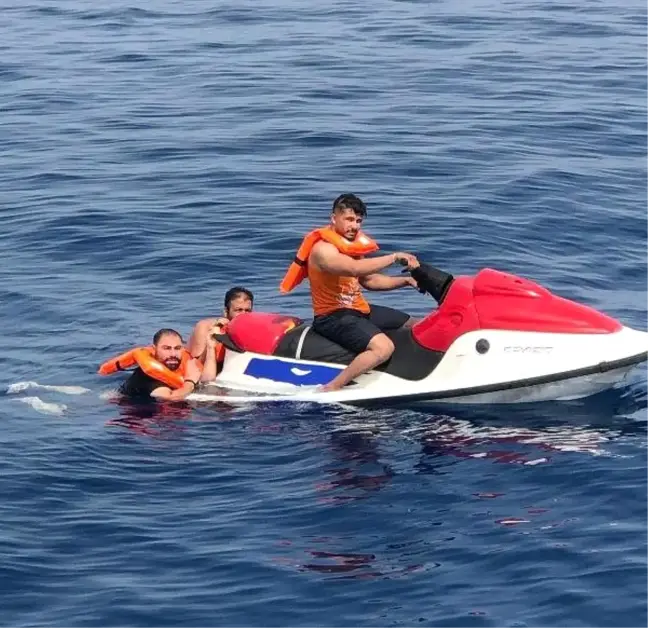 Arızalanan Jet Ski'deki Kaçak Göçmenleri, Sahil Güvenlik Ekibi Kurtardı