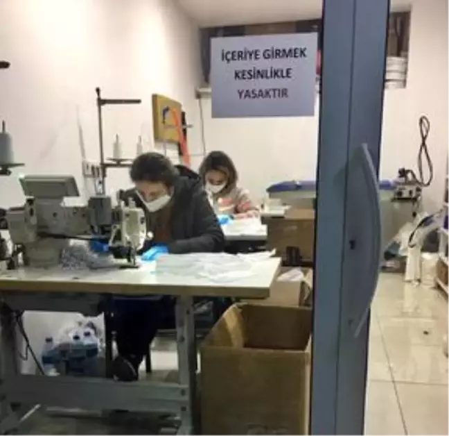 Gelibolu'da esnaf ürettiği maskeleri 1,5 liradan satışa sundu