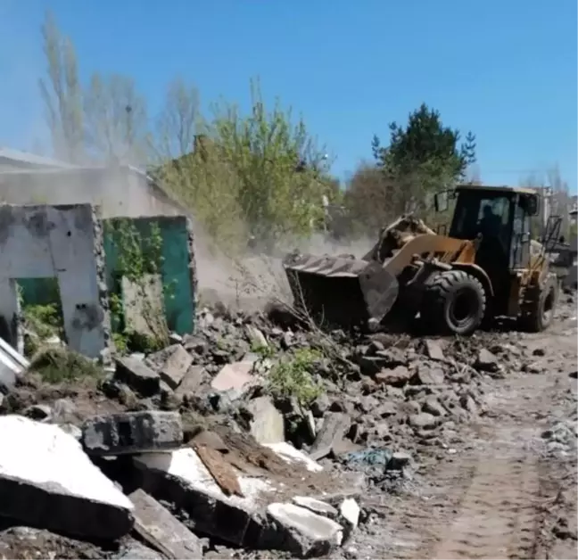Kars'ta metruk binalar yıkılıyor