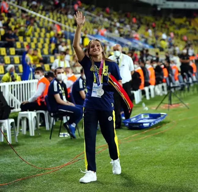 Buse Naz Çakıroğlu Kadıköy'de
