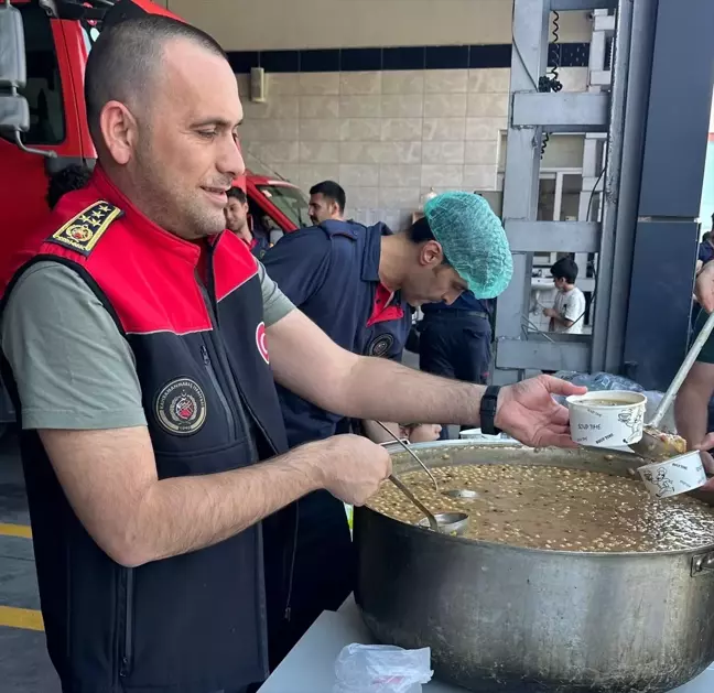 Kahramanmaraş Büyükşehir Belediyesi İtfaiyesi Vatandaşlara Aşure İkram Etti