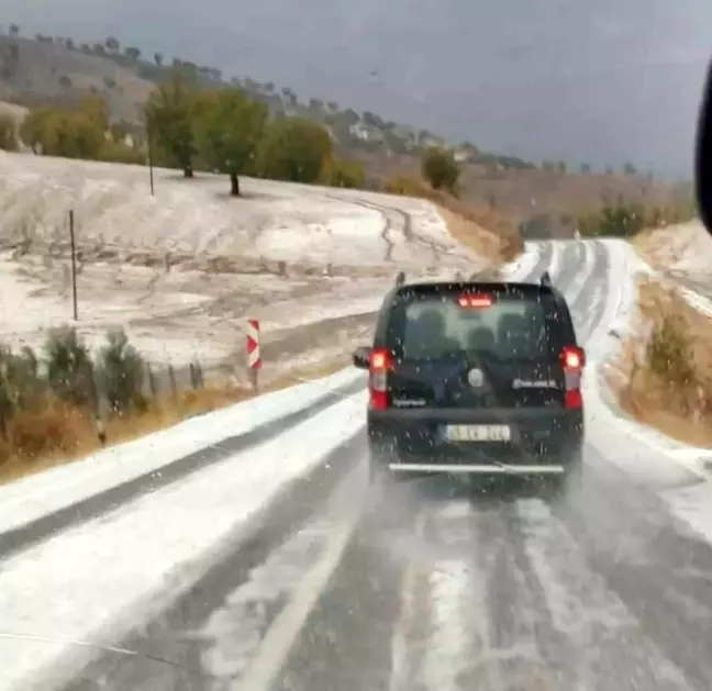 Adıyaman'da Aniden Bastıran Dolu, Karayolunu Beyaza Bürüdü