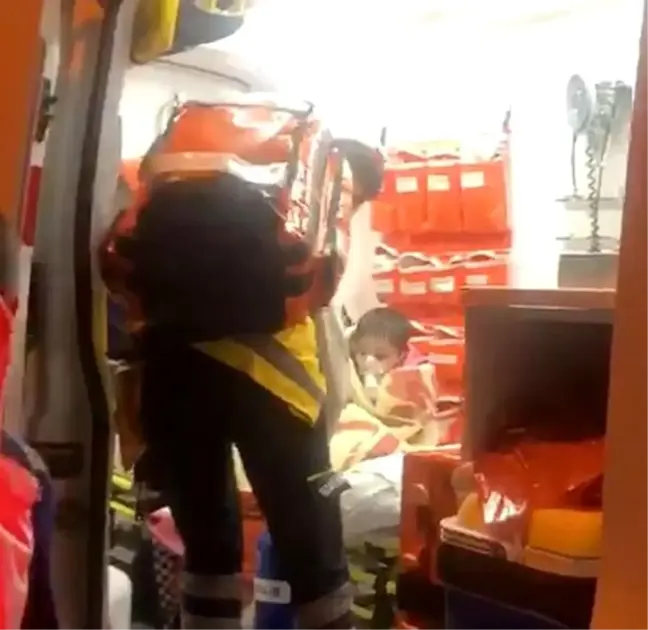 Anne ve 3 çocuğu yangından son anda kurtarıldı
