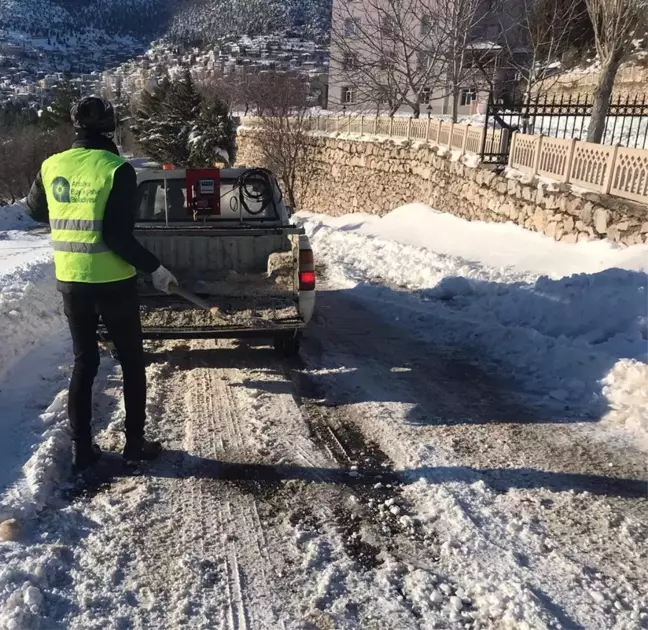 Antalya'nın bazı ilçelerinde karla mücadele çalışması sürüyor