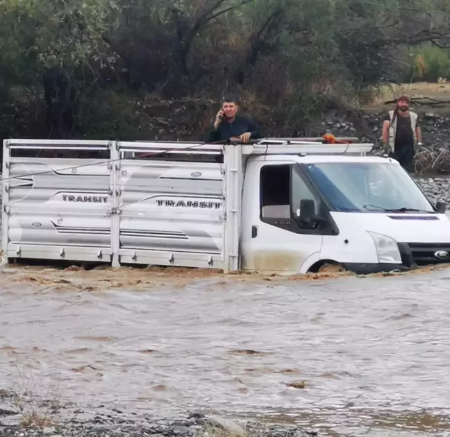 Kulp'ta Sağanak Nedeniyle Mahsur Kalan Sürücü Kurtarıldı