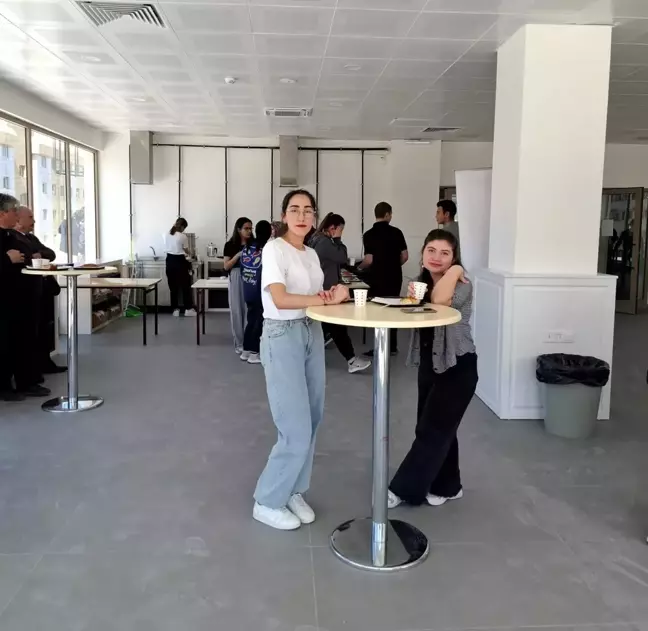 Afyonkarahisar'da Kütüphane Ziyaretçilerine Sıcak İkramlar ve Kadın Kooperatiflerine Destek
