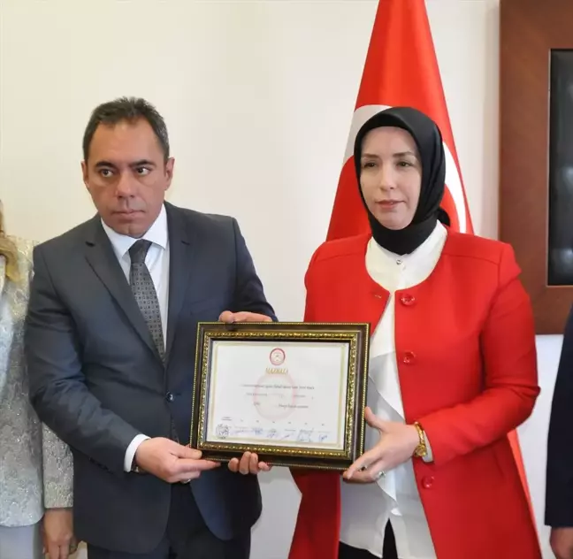 MHP'den Kars Belediye Başkanlığına seçilen Ötüken Senger mazbatasını aldı