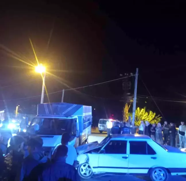 Tokat'ta Kamyonetle Çarpışan Tofaş Otomobil Hurdaya Döndü, 3 Yaralı