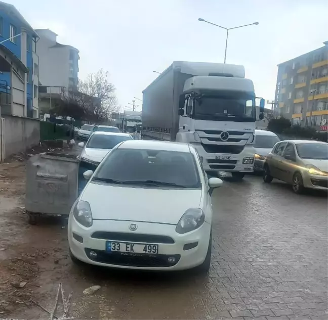 Adıyaman'da Park Halindeki Otomobil Yaya Dikkatini Aşarak 3 Kişiyi Yaraladı