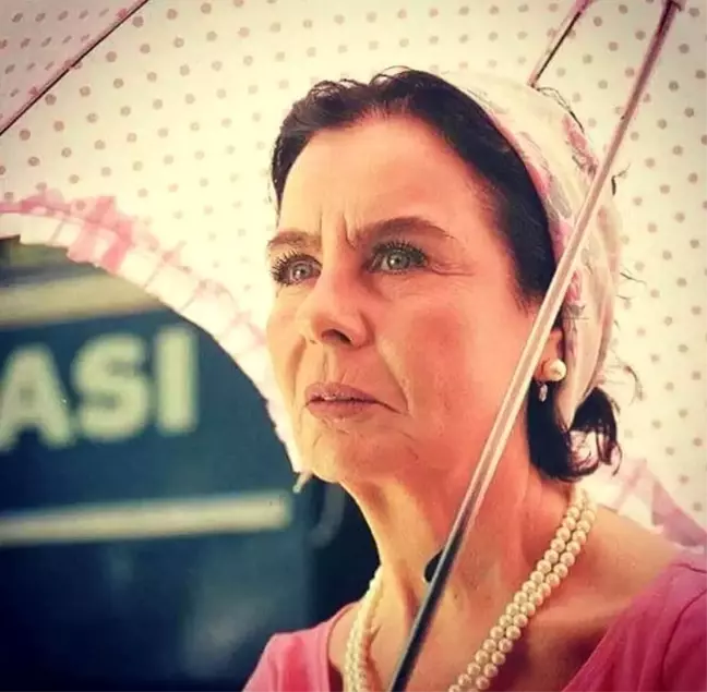 Fatma Girik: Ömrünü sinemaya adayan Yeşilçam'ın usta ismi