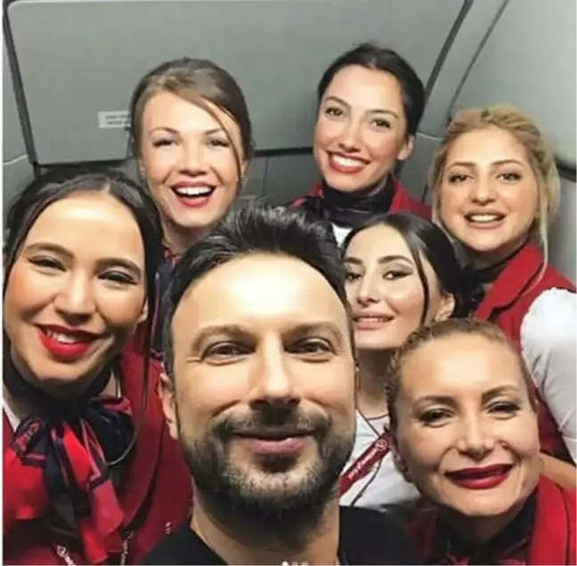 Tarkan'a Uçakta Yolculardan ve Hosteslerden Yoğun İlgi