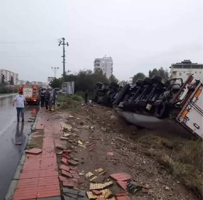 TIR'ın elektrik direğine çarpıp devrildiği kaza kamerada