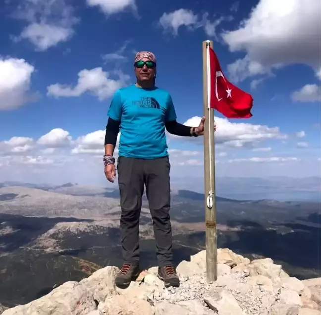 Yıpranan Türk bayrağını değiştirmek isterken kaybolan dağcının cesedine ulaşıldı