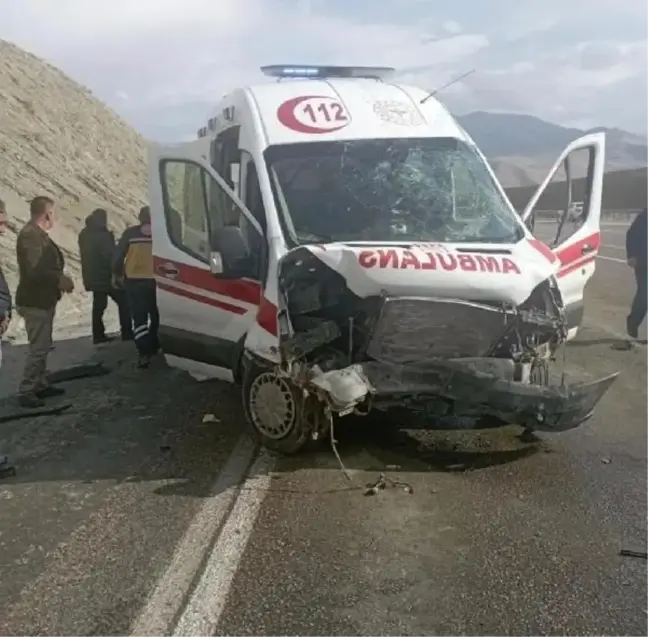 Van'da Ambulans Kaza Yaptı: Hasta ve 3 Sağlık Görevlisi Yaralandı