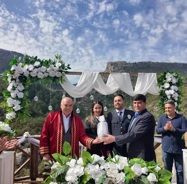 Adana'da Polis Memuru Çift Nikah Törenine Üniformalarıyla Katıldı