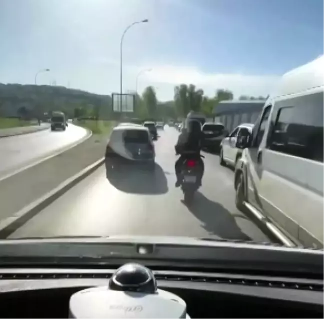 Motosikletli Sürücünün Ambulansa Yardımı Kameraya Yansıdı