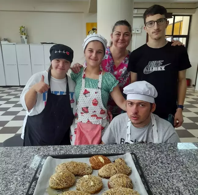 Engelsiz Kafe'de Özel Gereksinimli Bireylerin Yaptığı Yiyecekler Müşterilerle Buluşuyor