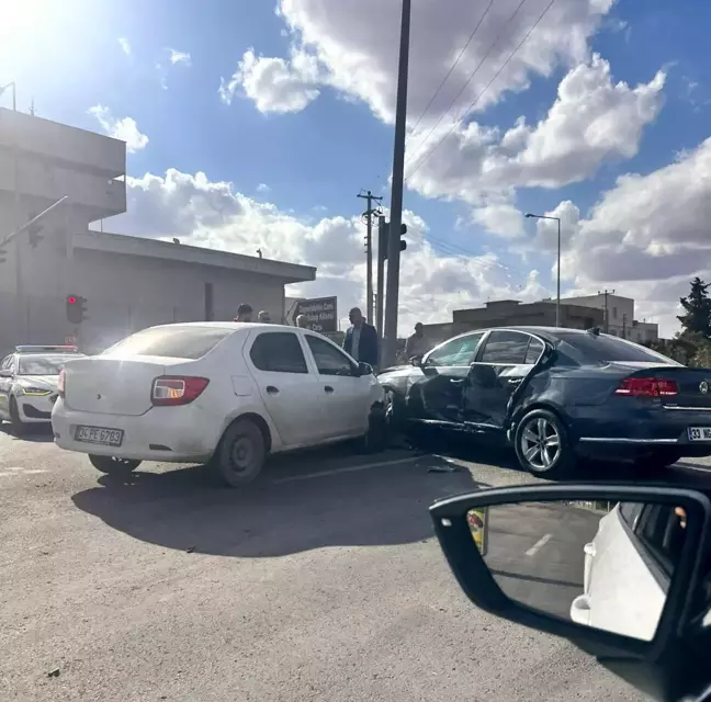 Mardin Nusaybin'de İki Otomobil Çarpıştı, Maddi Hasar Oluştu