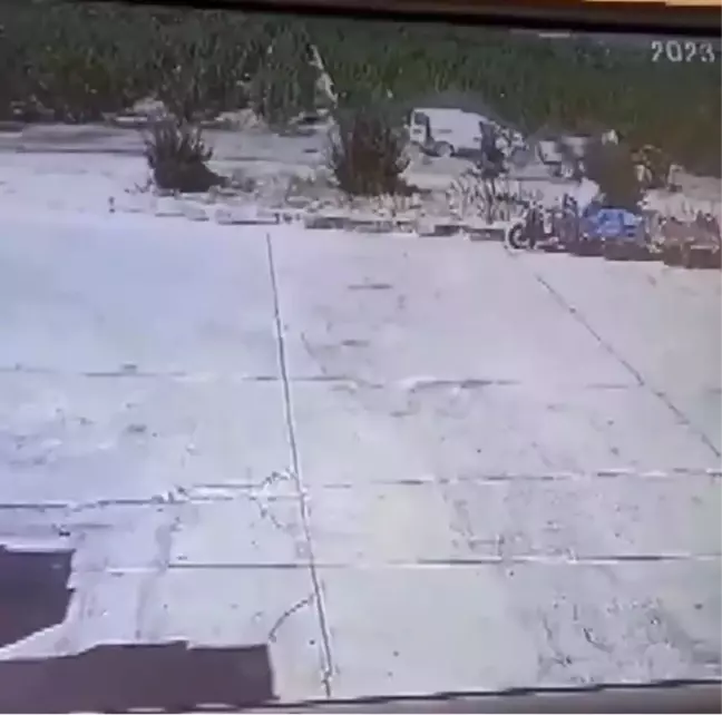 Isparta'da traktöre arkadan çarpan araçtan 2 kişi yaralandı