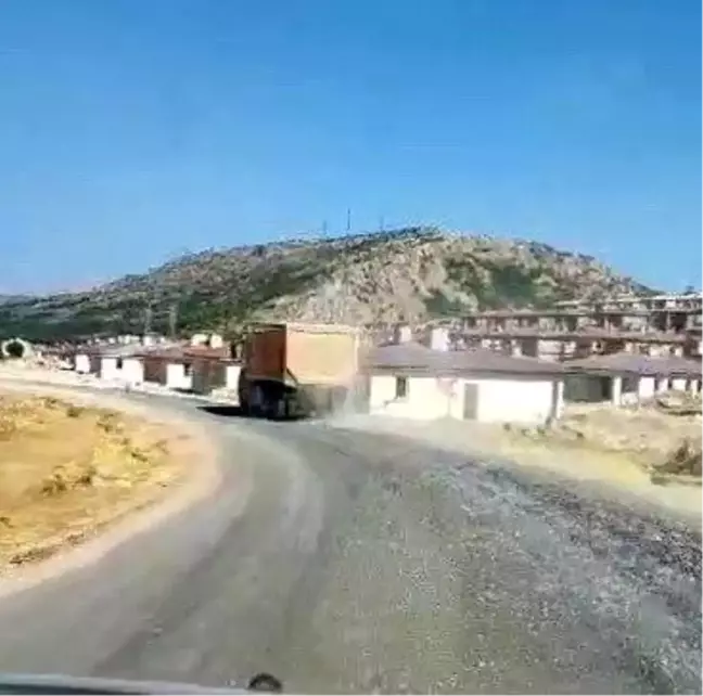 Adıyaman'da Kamyonun Yola Döktüğü Mıcırlar Tepkilere Neden Oldu