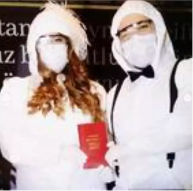 Sağlıkçı çift koruyucu tulumla evlendi, canlı yayında düğün yaptı