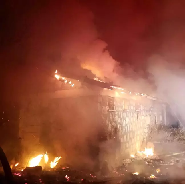 Adıyaman'da Eski Sağlık Ocağında Yangın Çıktı