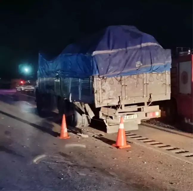 Manisa'da Kamyona Arkadan Çarpan Otomobilde 1 Ölü, 1 Yaralı