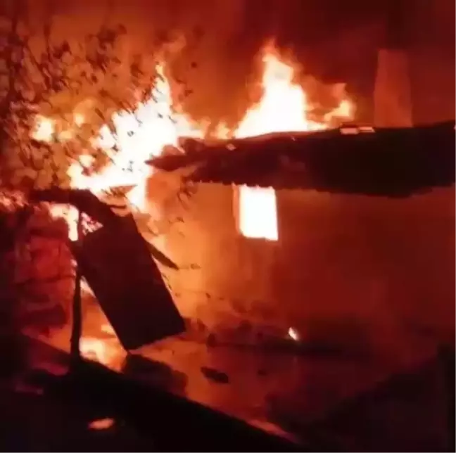 Karabük'te Yangında İki Ev Kullanılamaz Hale Geldi