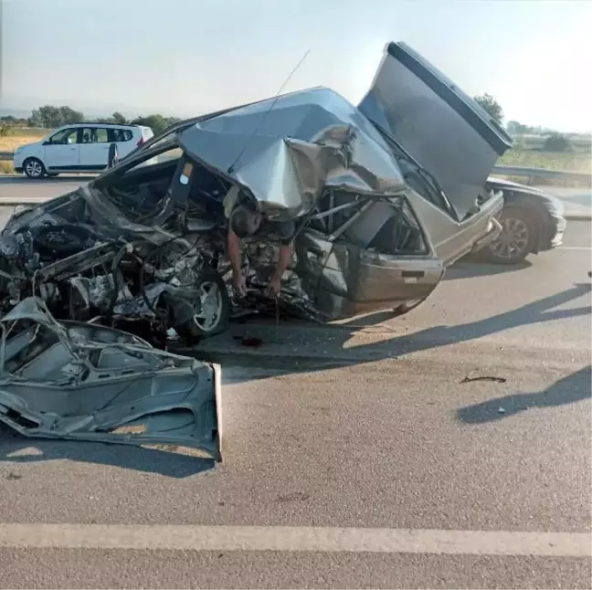 Lastiği patlayan otomobil, karşıdan gelen otomobille çarpıştı: 1 ölü, 2 yaralı