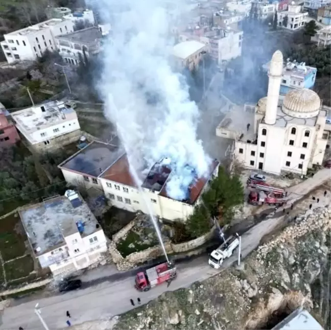 Mardin'de Okulun Çatısında Yangın Çıktı: Öğrenciler Güvenle Tahliye Edildi