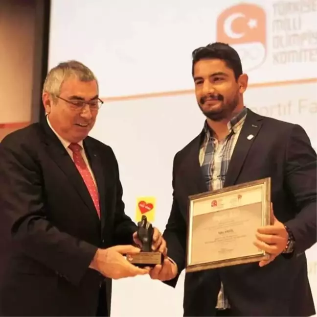 Milli Güreşçi Taha Akgül'e Büyük Onur