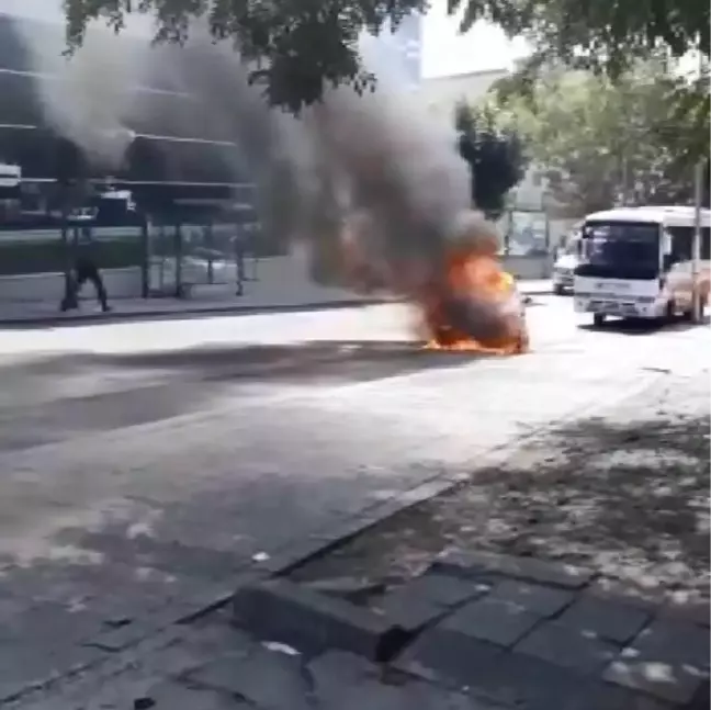 GÜNGÖREN'DE ALEV ALEV YANAN OTOMOBİL KAMERADA