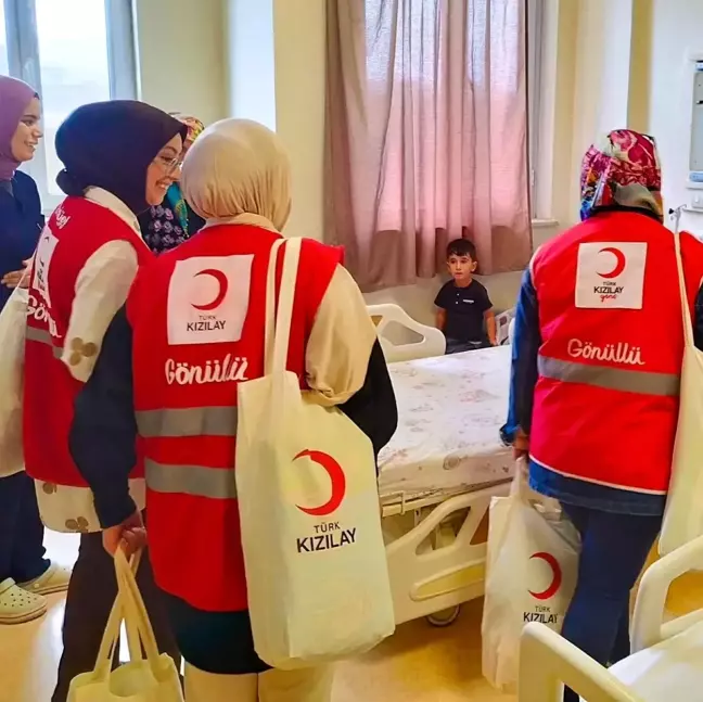 Türk Kızılayı, Diyadin'deki hastanede bebeklere ve çocuklara hediyeler dağıttı