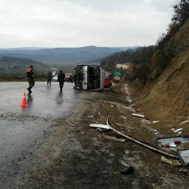 Yolcu Midibüsü Devrildi: 1 Ölü, 9 Yaralı