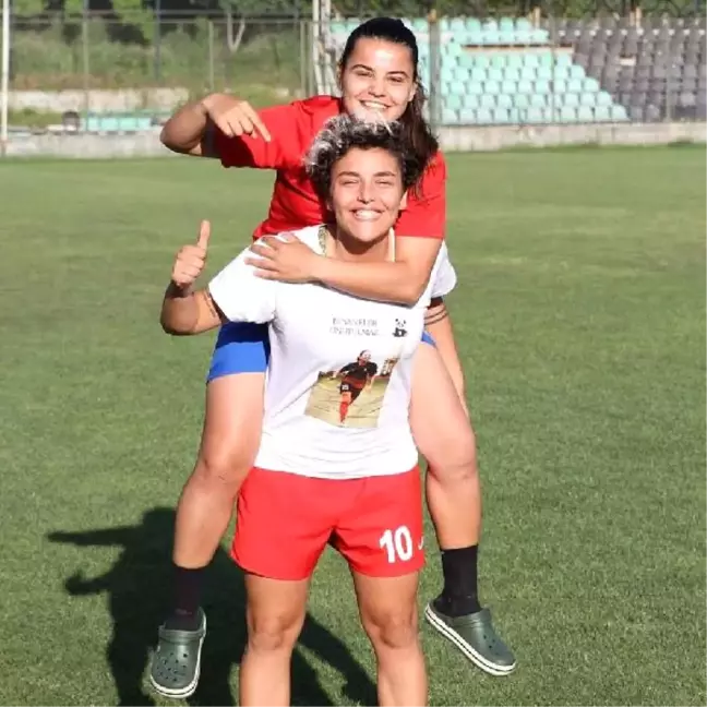 Konak Belediyespor'da Hilal Başkol Futbolu Bıraktı