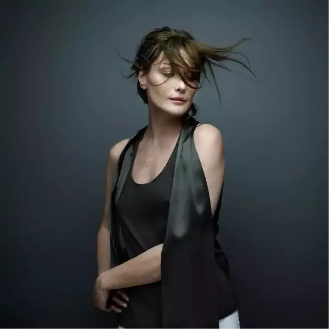 Carla Bruni, İstanbul'da Hayranlarıyla Buluşuyor