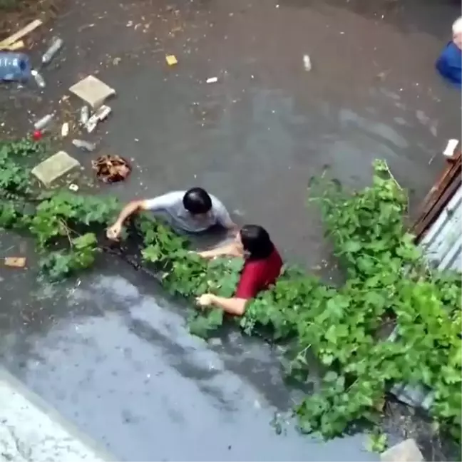 Ataşehir'de su basan evde can pazarı