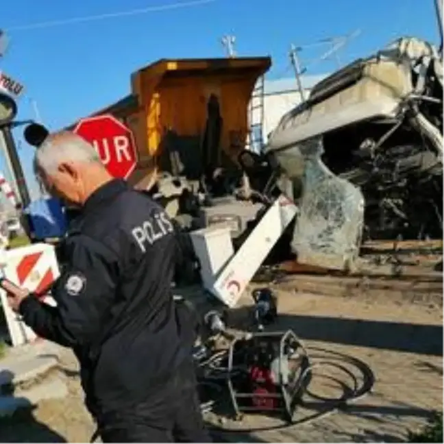 Mersin'de tren hafriyat kamyonuna çarptı: 1 ölü