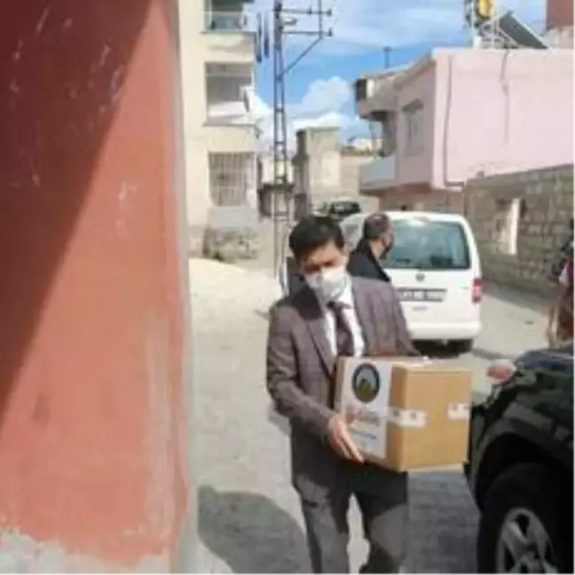 Ergani'de evden çıkamayan vatandaşlara gıda kolisi dağıtılıyor